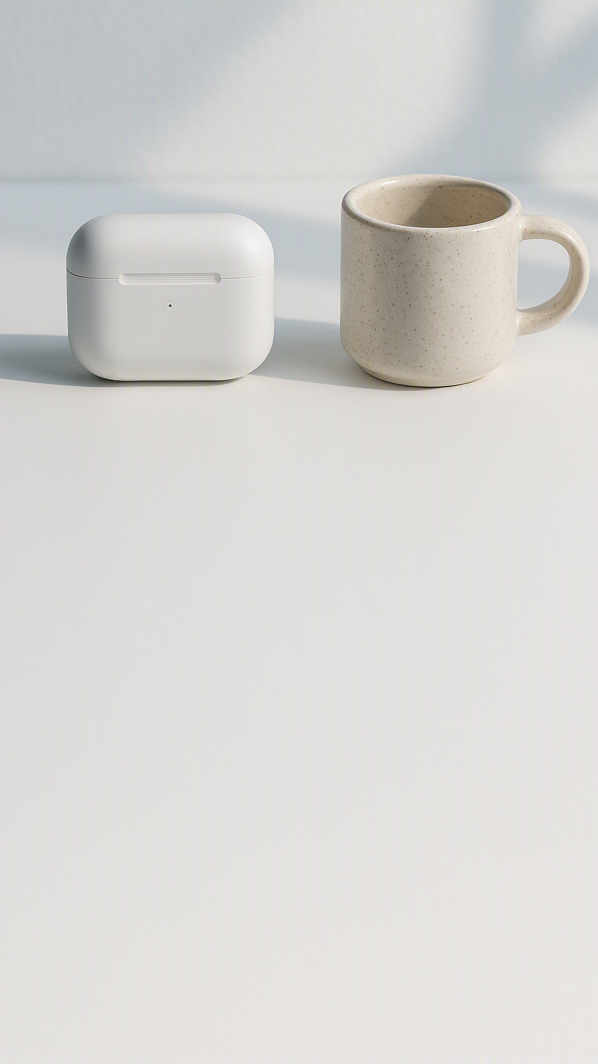 Auriculares y taza ROVKON sobre superficie blanca minimalista
